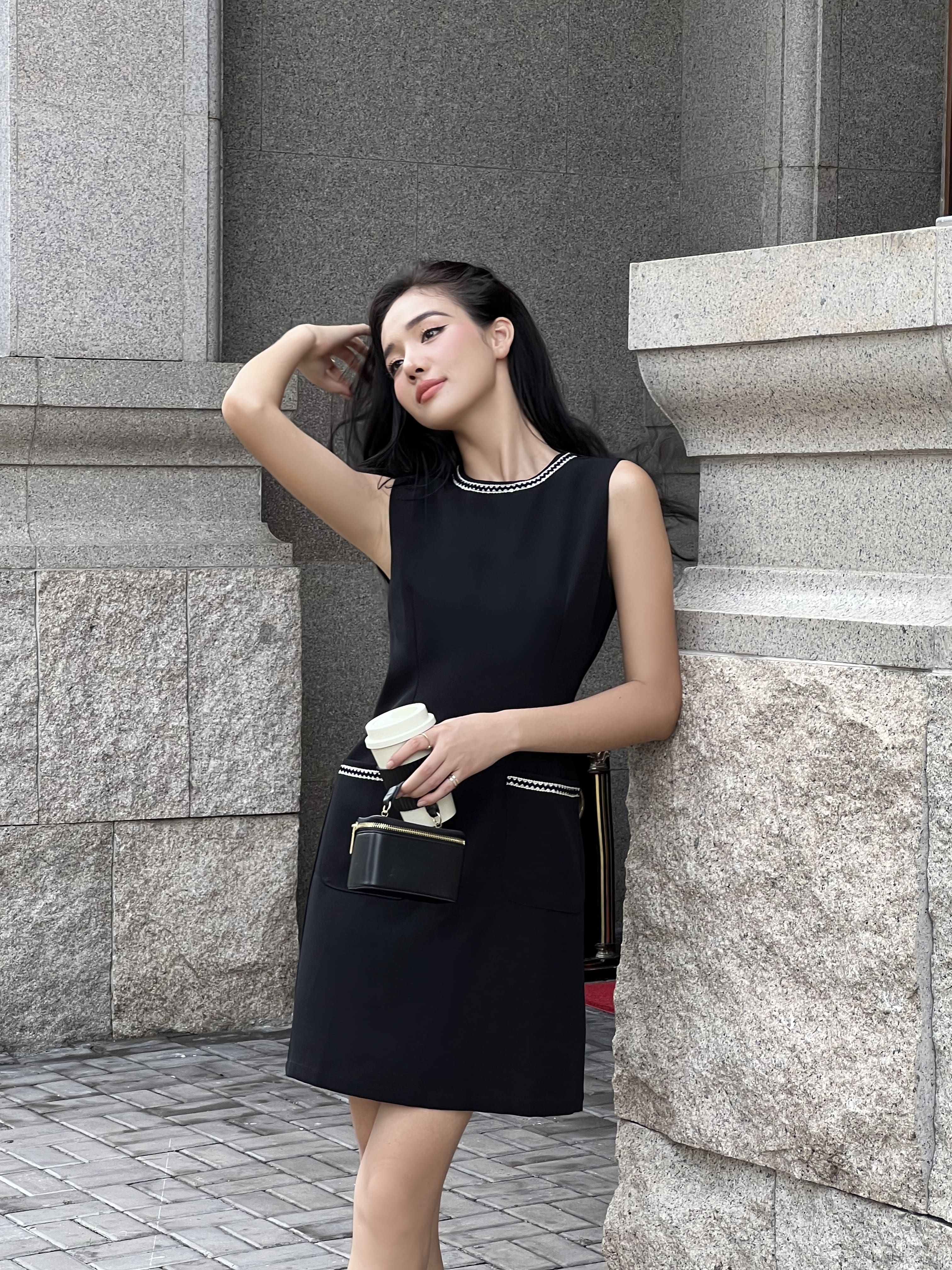 Đầm đen cộc tay phối viền - YV LE & CO