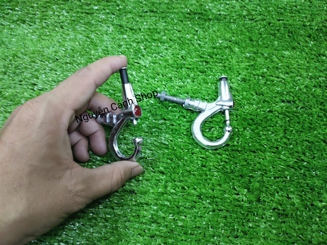 móc bấm treo đồ ốc 6li cho xe máy FERRI 1 cặp