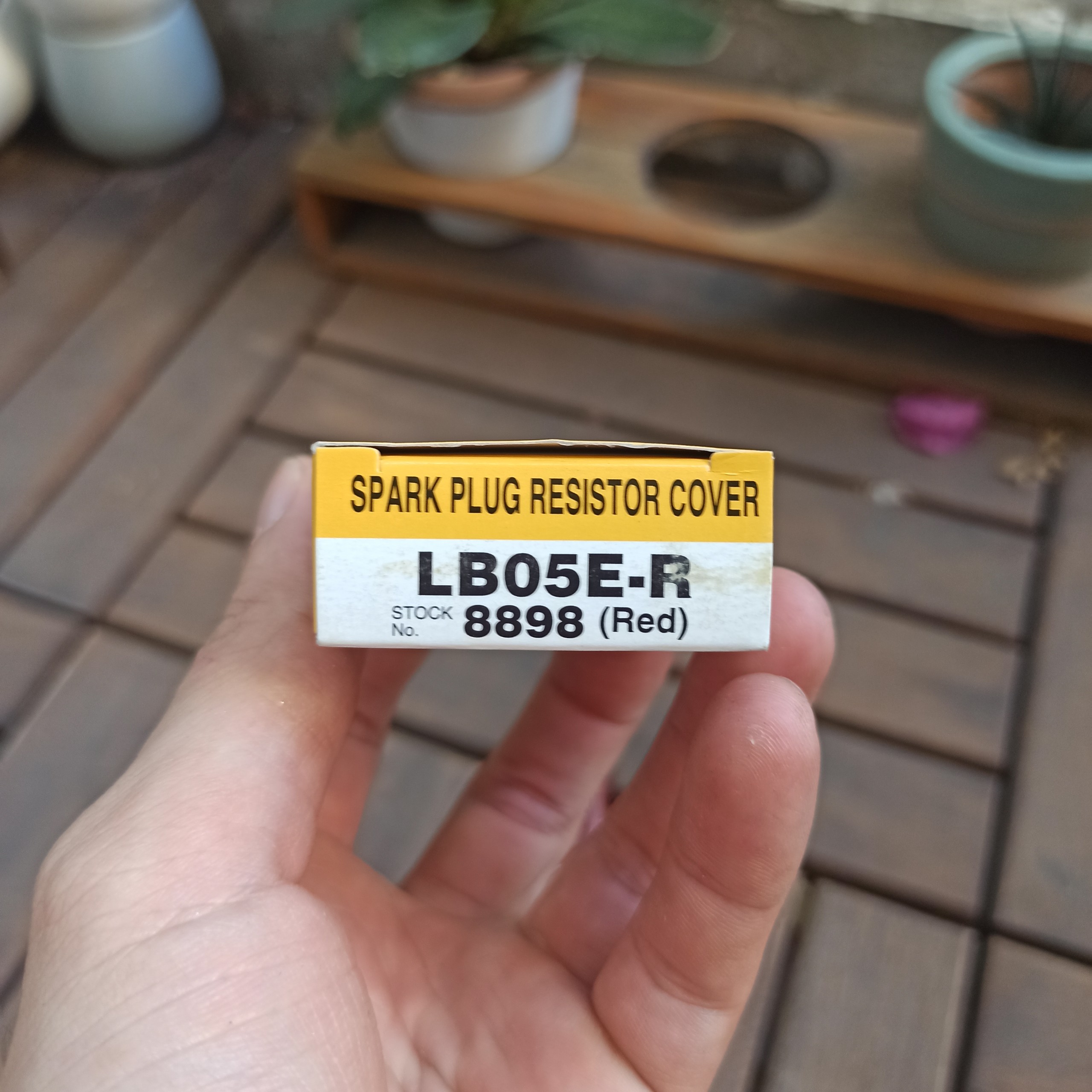 Chụp bugi NGK LB05E-R (màu đỏ) dành cho bugi vespa bugi ren 14mm