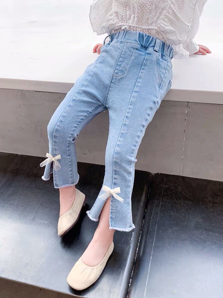 Quần jeans loe ống xẻ đính nơ trắng cho bé