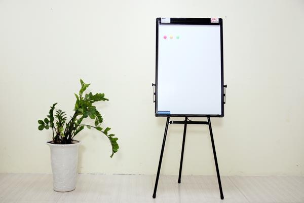 Bảng Flipchart Silicon 3 Chân FB33 (60x90)