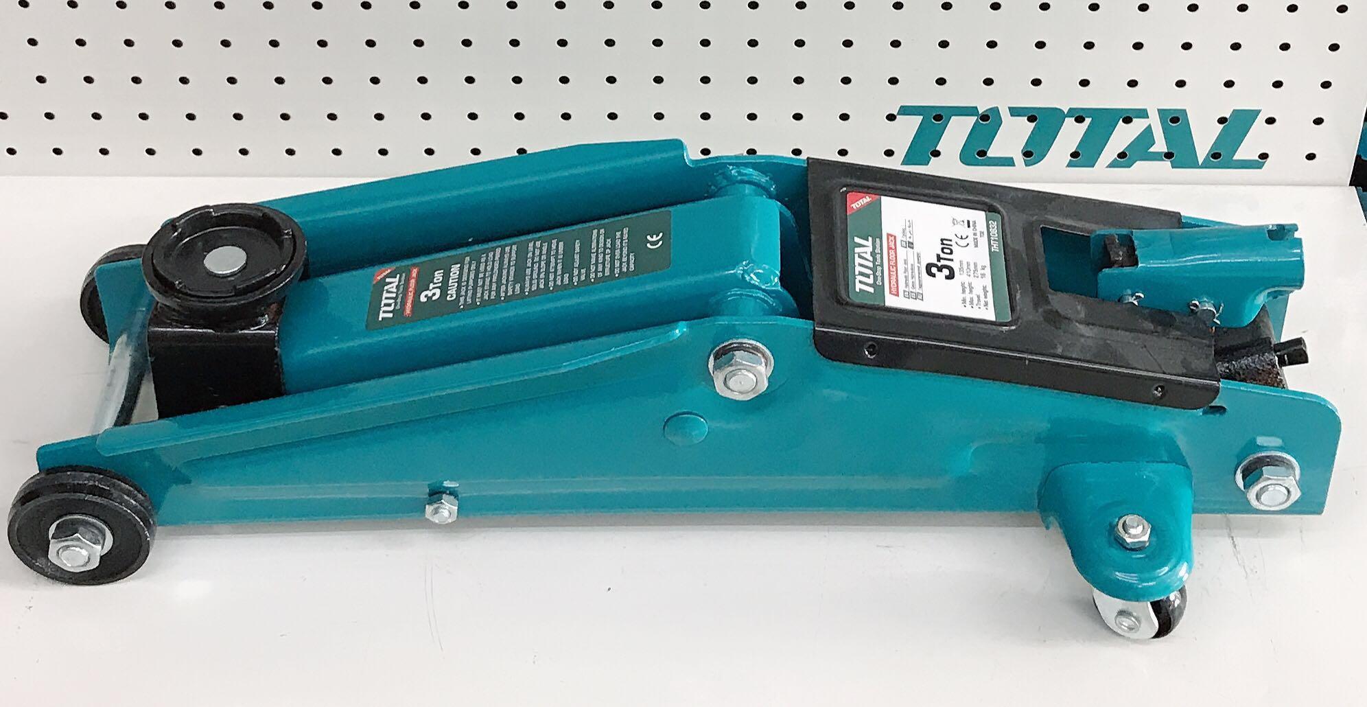 3 tấn Con đội cá sấu Total THT10832 dùng để nâng các vật nặng có trọng tải lớn, cồng kềnh lên đến hàng chục tấn, dễ bảo quản vệ sinh, trục bánh xe sẽ giúp người dùng vận chuyển dễ dàng theo ý muốn
