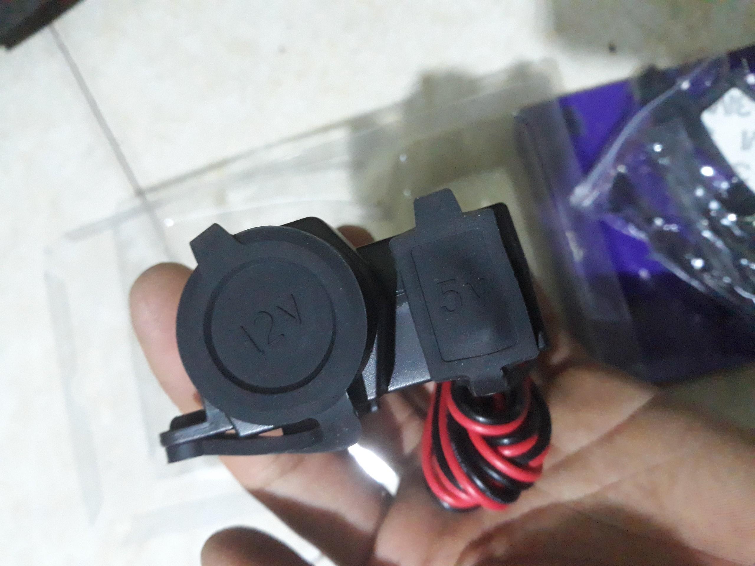 Bộ sạc điện thoại trên xe máy