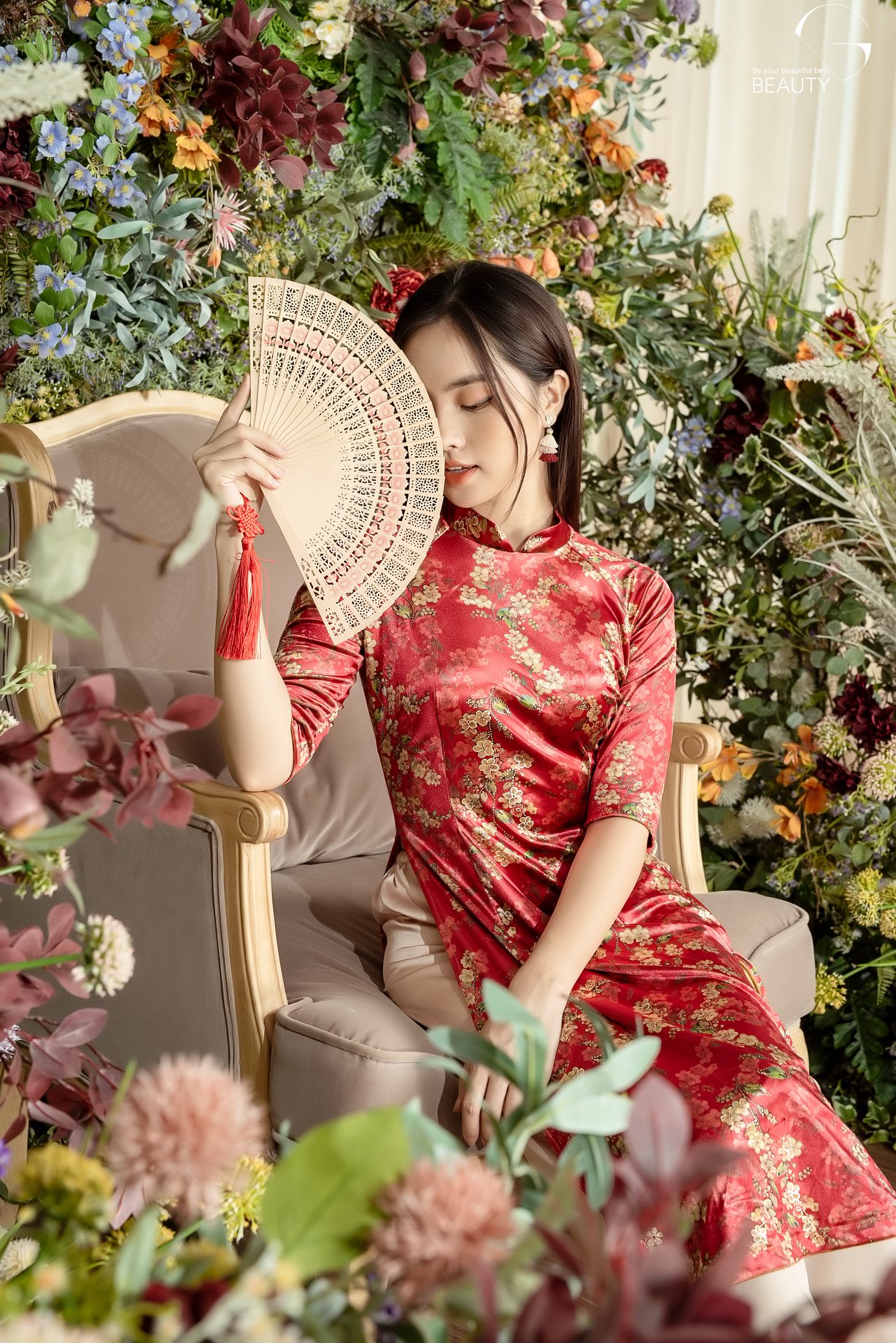 Áo dài cách tân hoa đỏ