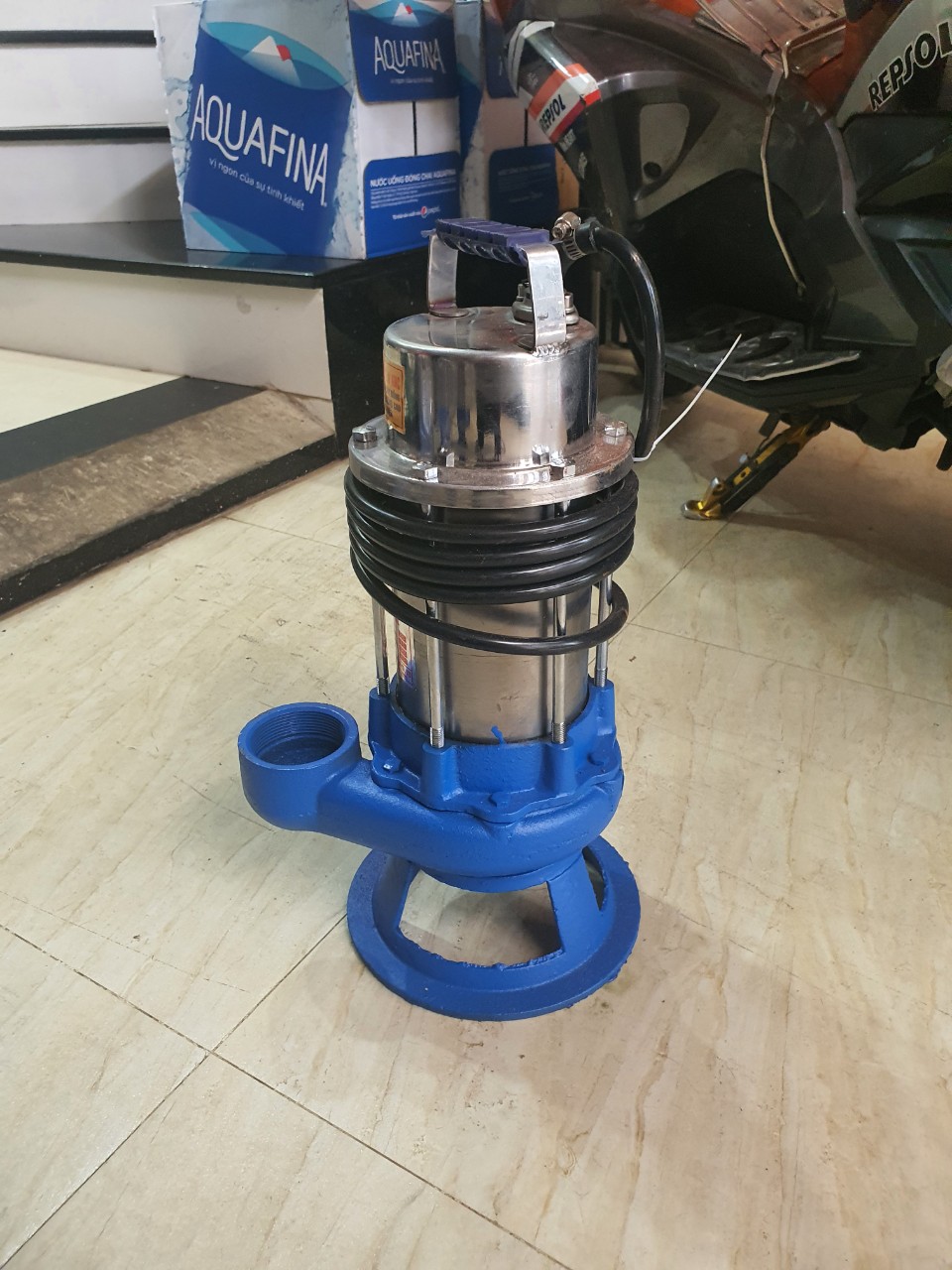 Bơm chìm 1hp chân kiềng hút bùn, họng ống 60