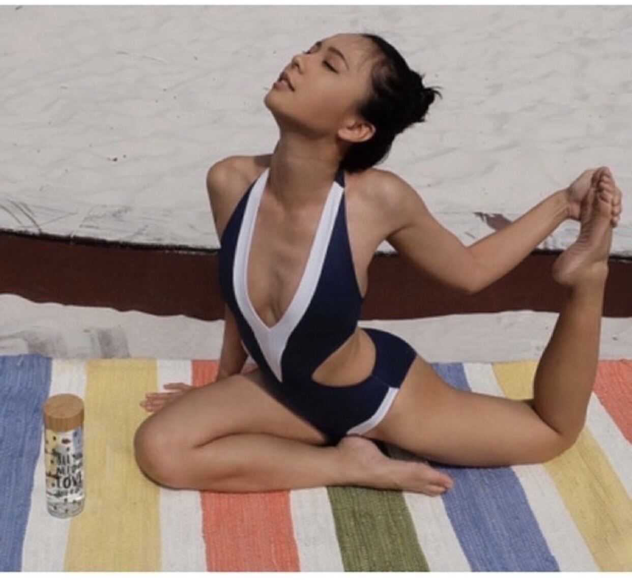 Bikini khoét eo đen viền trắng siêu sexy.