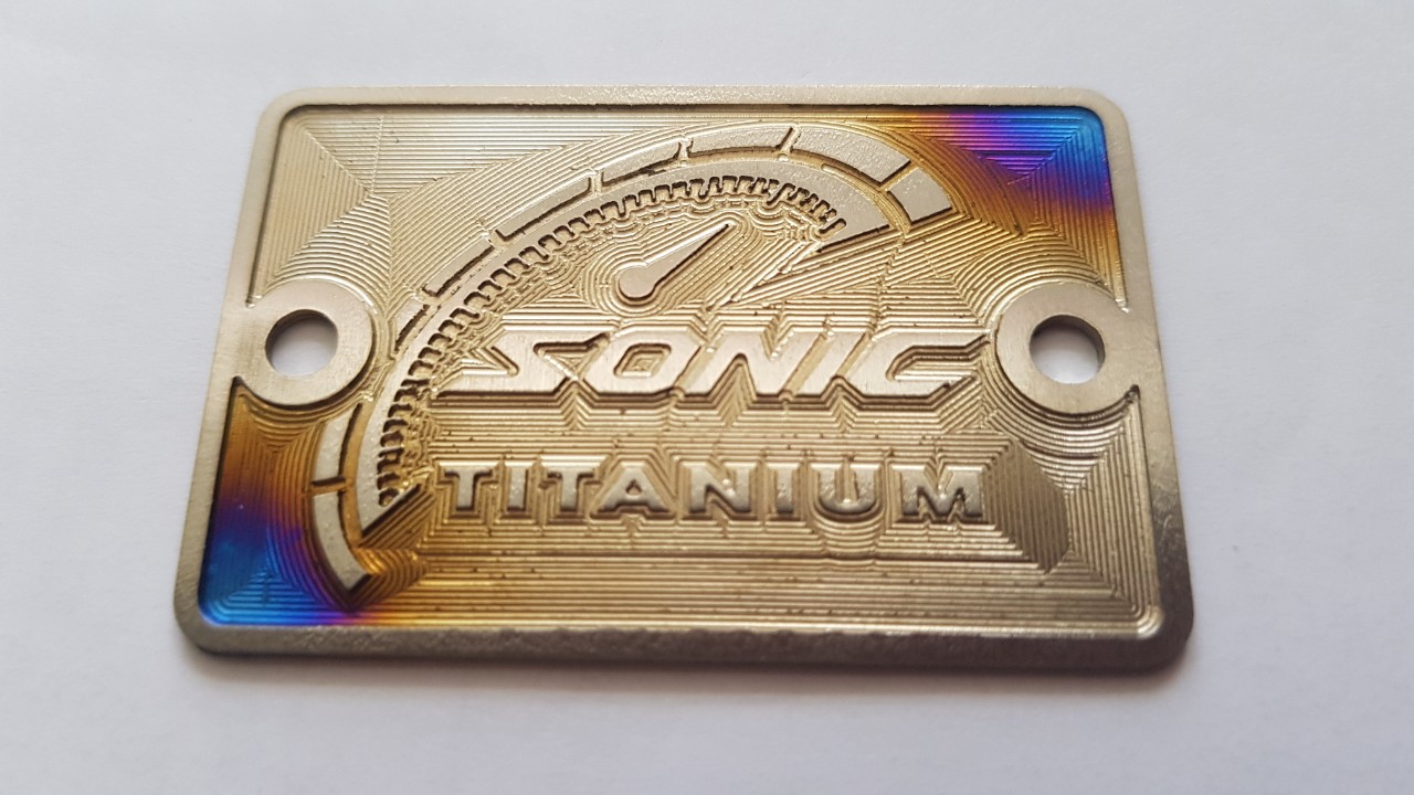 Miếng ten titan dán nắp bình dầu xe honda sonic