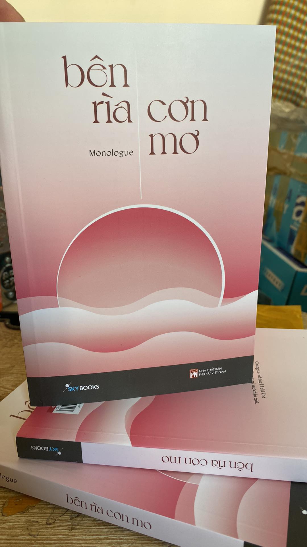 Sách - Bên Rìa Cơn Mơ - Monologue (Tặng kèm Postcard+bookmark xinh xắn - số lượng giới hạn)