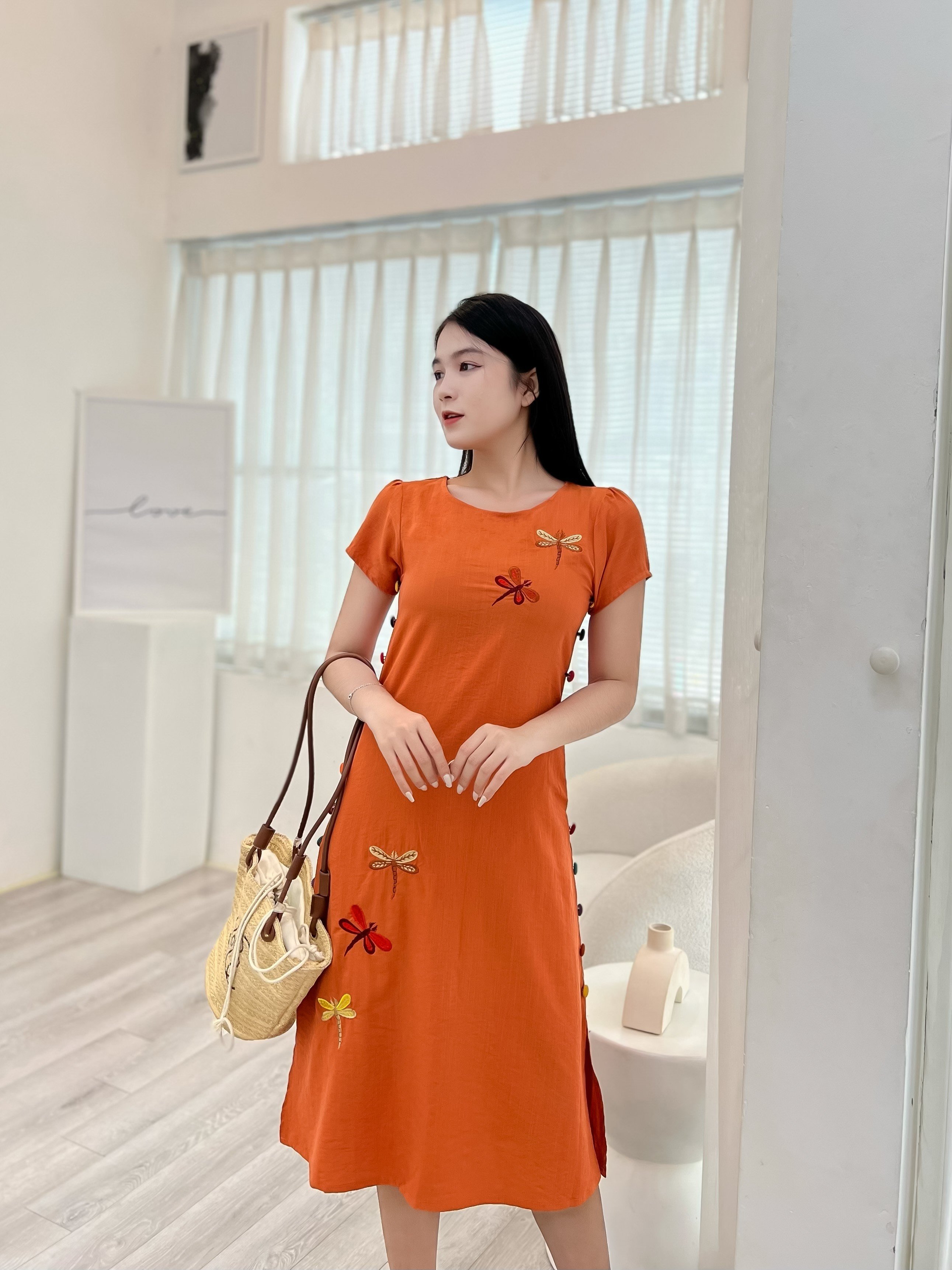 Đầm suông thêu chuồn chuồn phối nút bọc K218