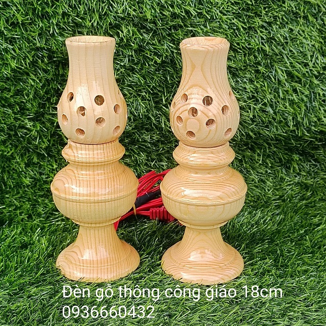 CẶP ĐÈN GỖ THÔNG CAO 18CM ĐÈN THỜ GỖ CÔNG GIÁO CÓ 2 MÀU VÀNG NHẠT VÀ NÂU CÁNH GIÁN, ÁNH SÁNG VÀNG ẤM