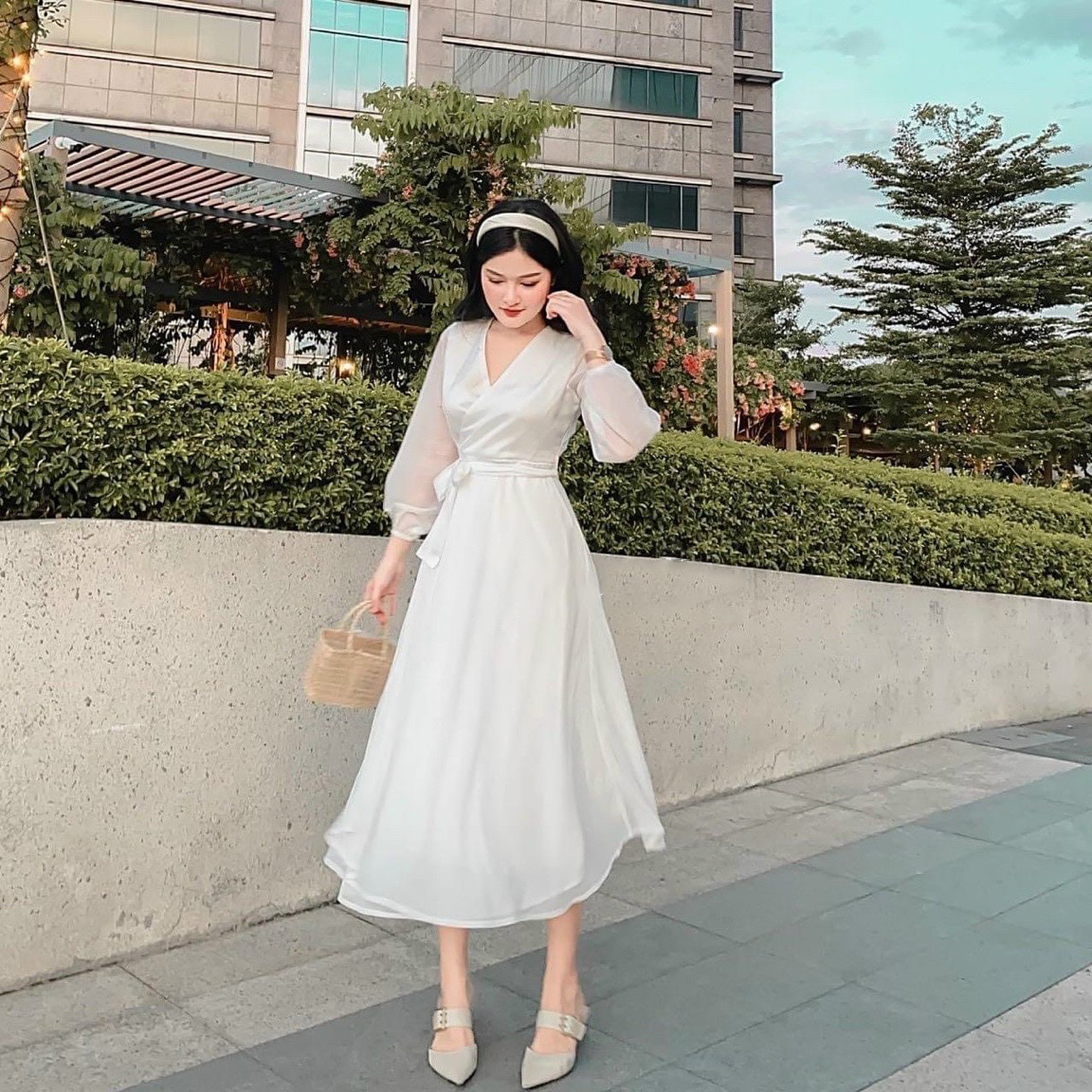 Đầm trắng cổ V form dài thắt eo