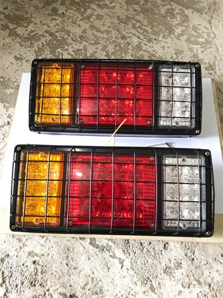 1 cái Đèn Hậu led 3 Nắp Lệch có miếng bảo vệ 1 cái đèn hậu ô tô