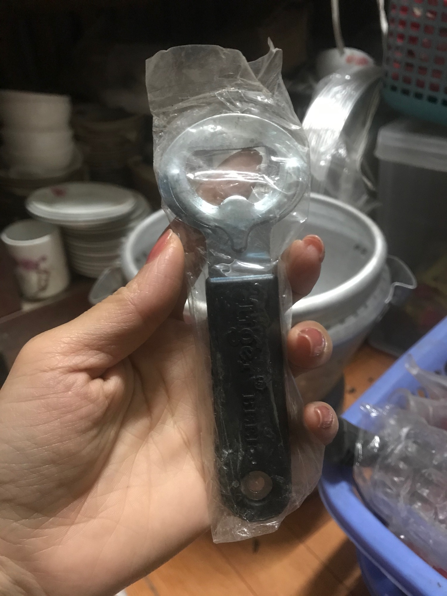 Bật nắp bia nắp chai