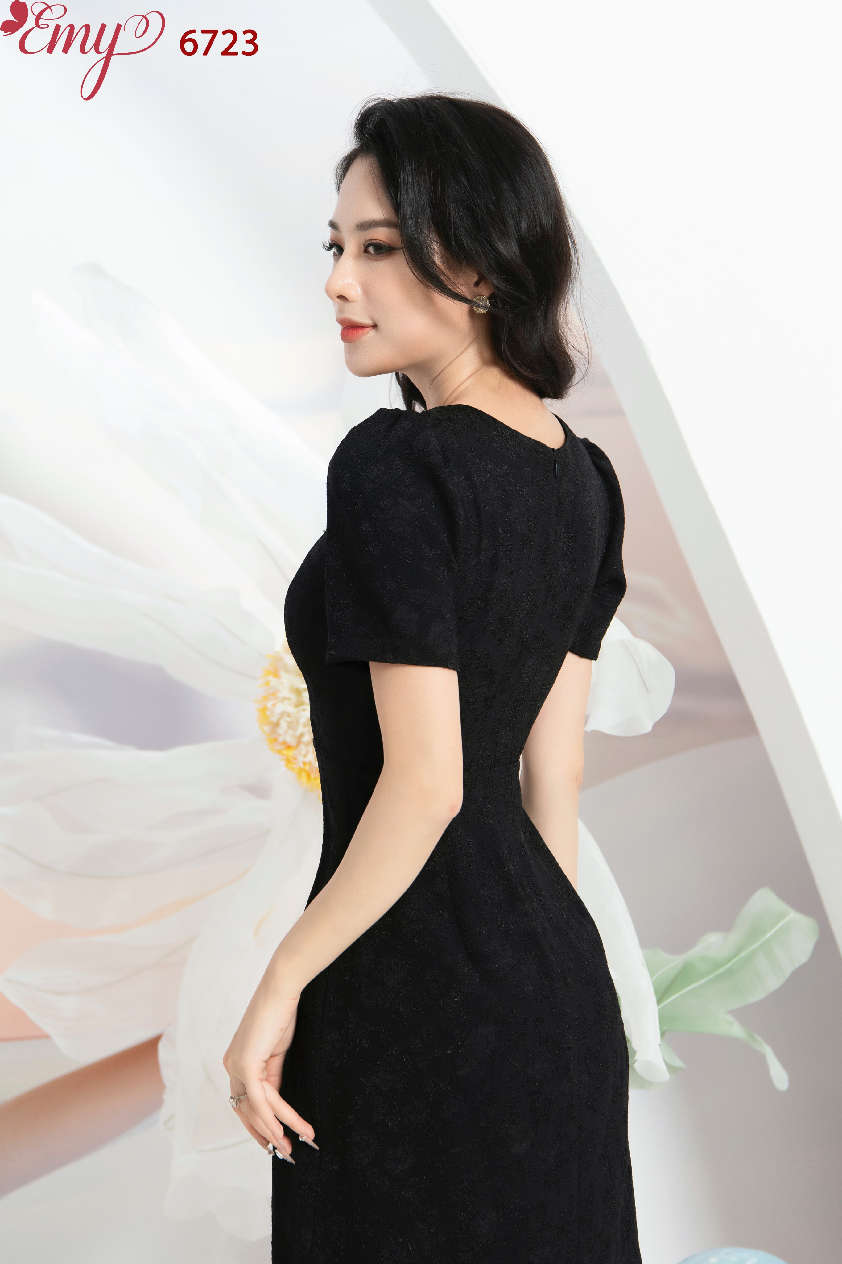 Đầm EMY EM6723 Suông A Cổ Tròn