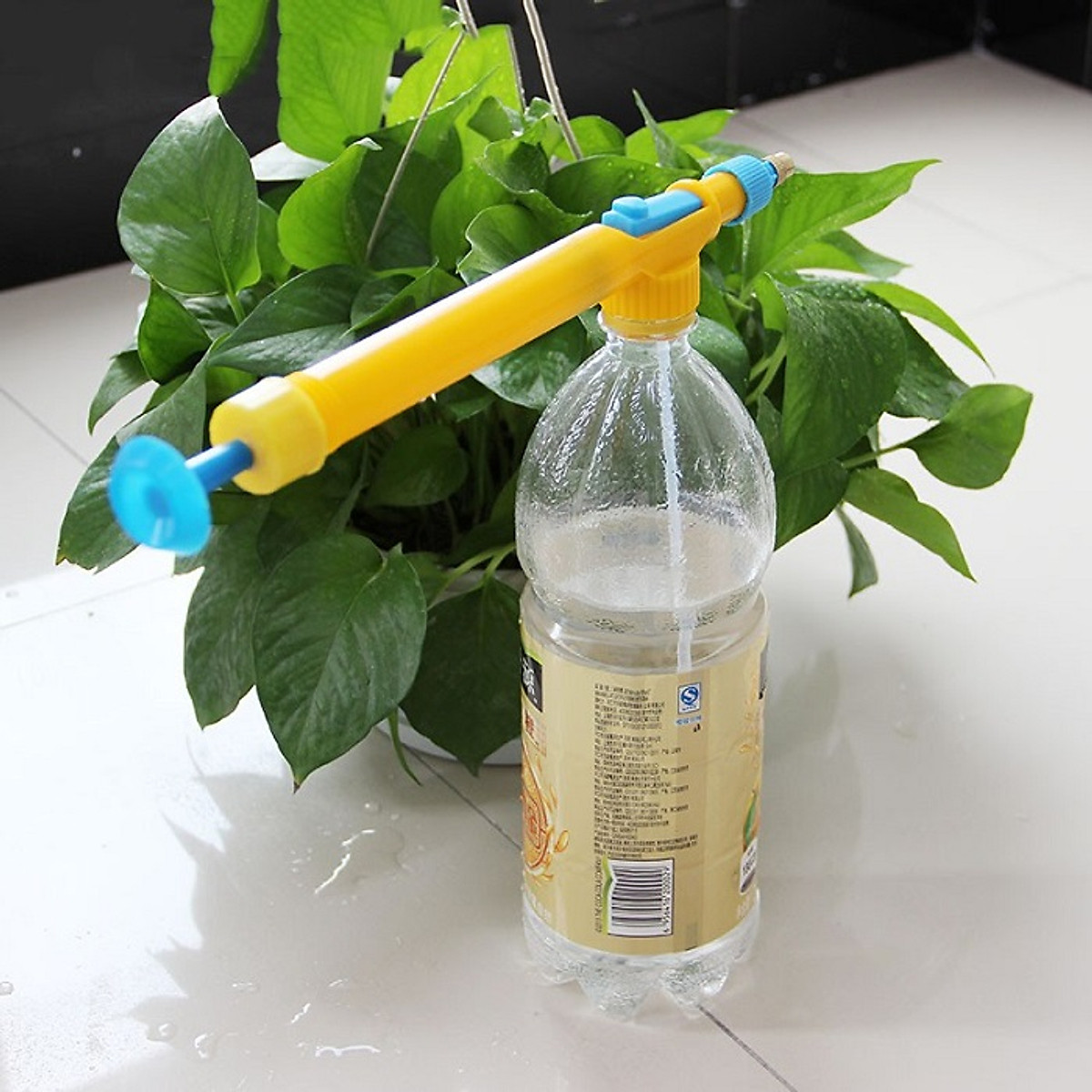 Đầu xịt tưới nước gắn vào chai nước