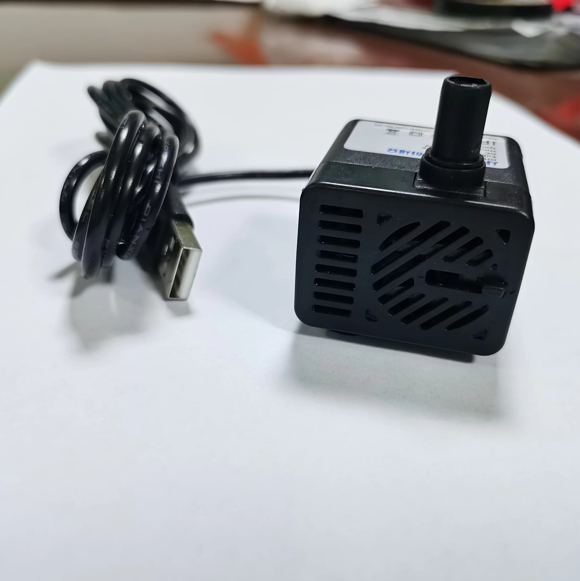 Máy bơm chìm bể cá dùng nguồn usb điện dc 5vol đến 9vol công suất 3w bơm max 200l/h