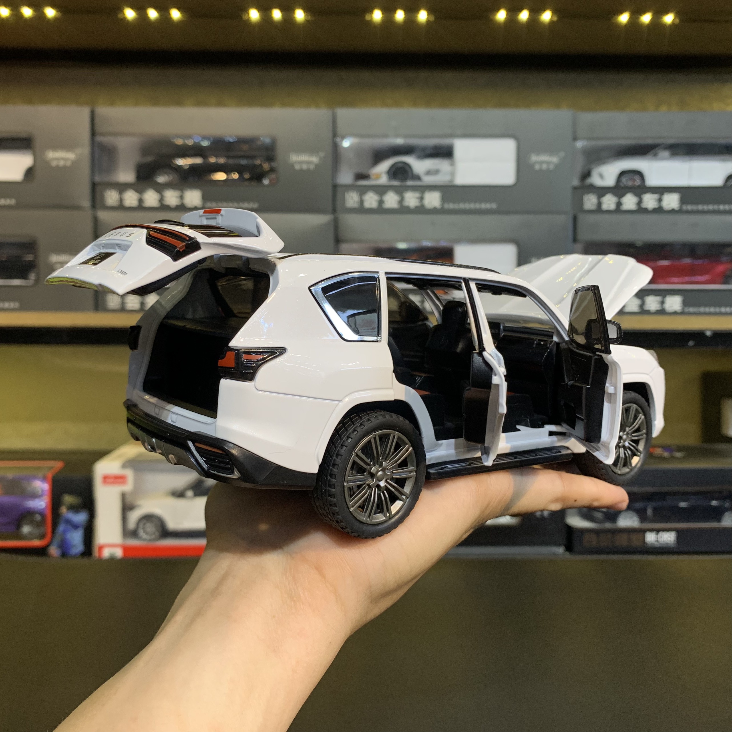 Mô hình xe Lexus LX600 tỉ lệ 1:24 CHIMEI
