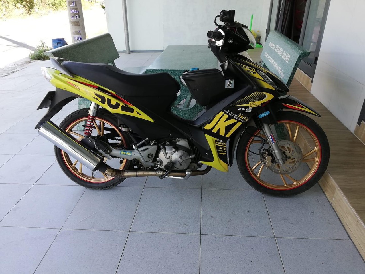 TEM RỜI AXELO CHỮ SUZUKI VÀNG ĐEN