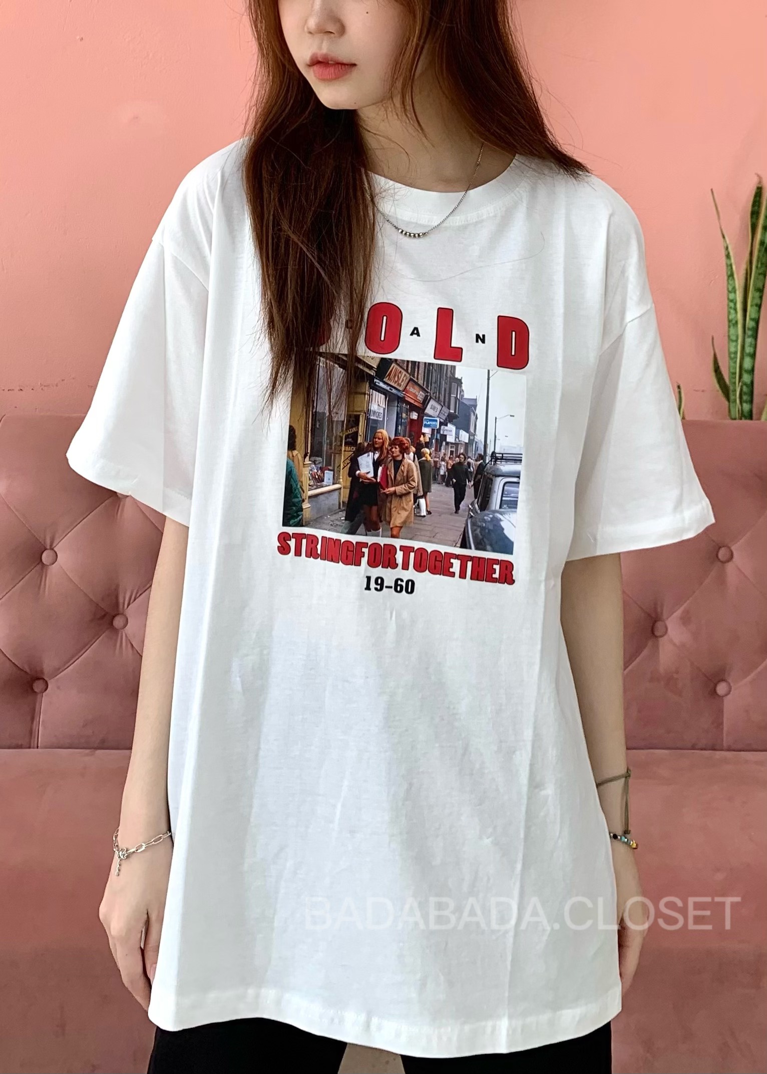 Áo phông trắng in hình B-O-L-D