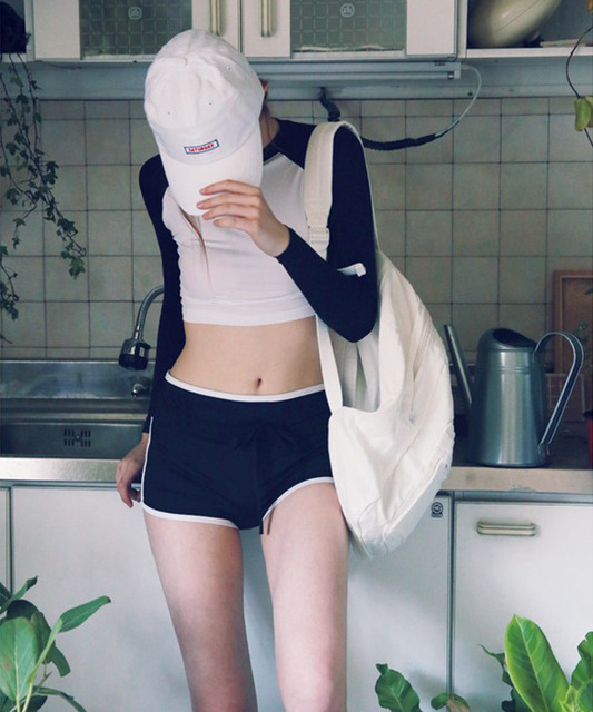 Đồ bơi tay dài đen phối trắng cực xinh
