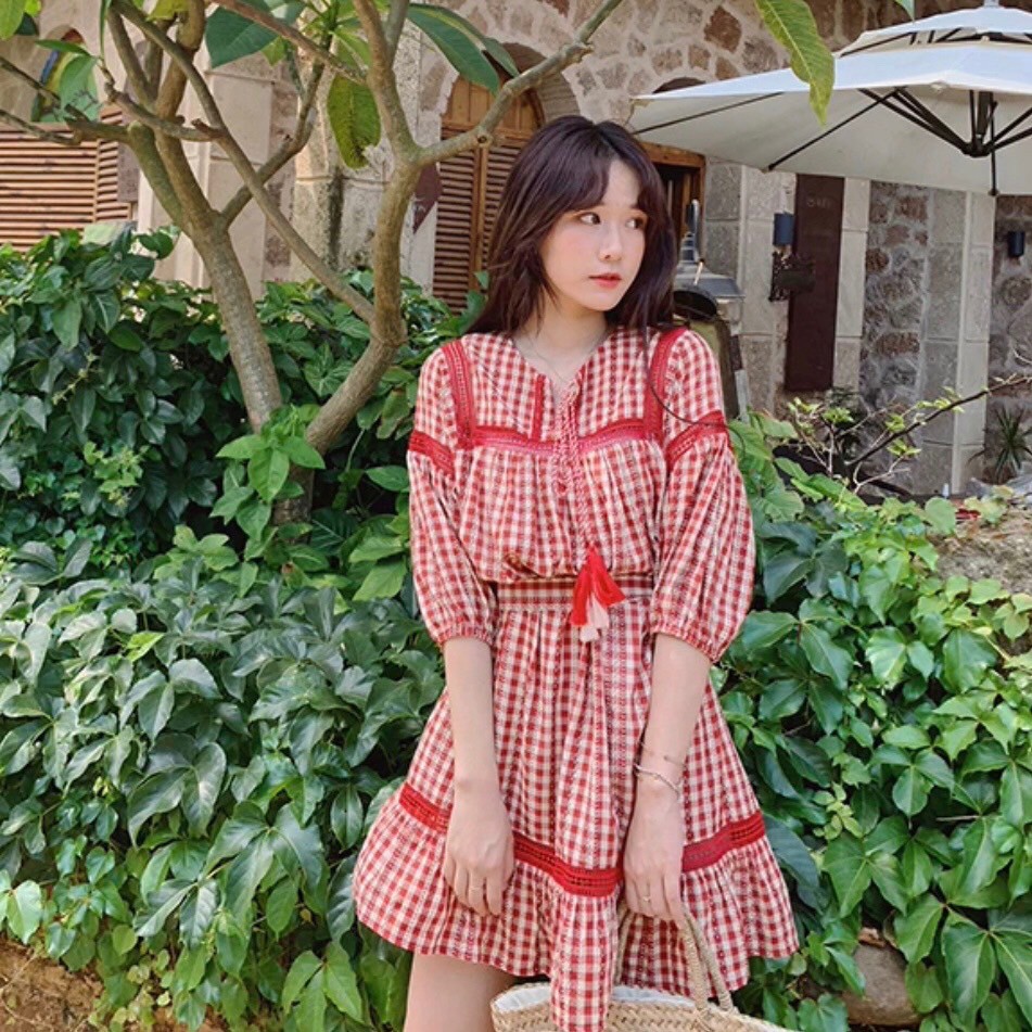 Đầm caro viền ren đỏ