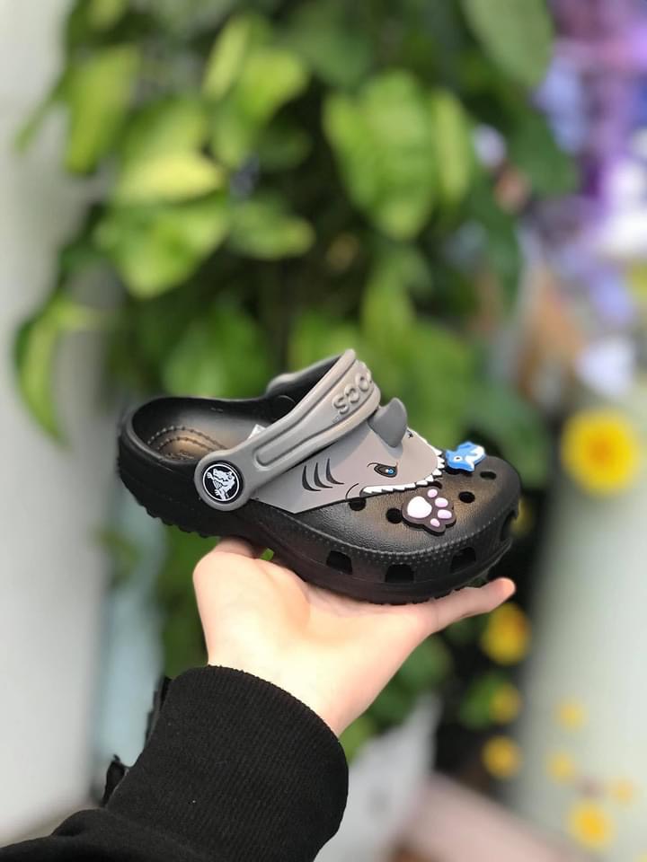 SỤC CROCS-TRẺ EM CLASSIC VI CÁ MẬP- tặng 6 sticker