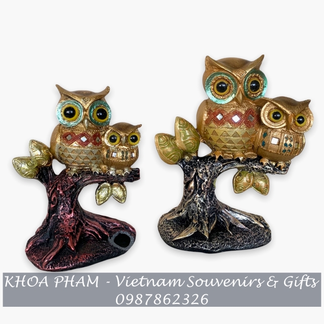 Bộ đôi chim cú mèo đậu cành cây cao thấp