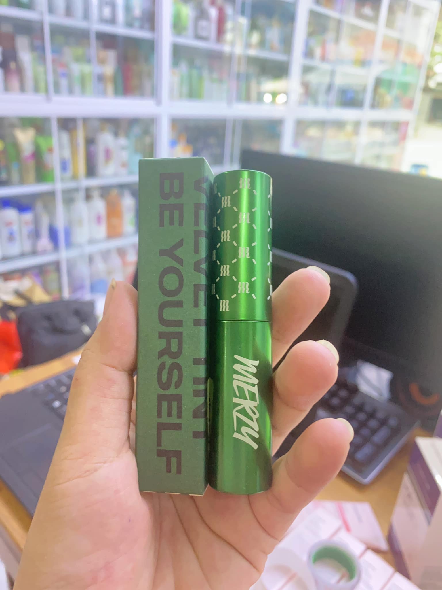 SON MERZY V6 VỎ XANH LÁ (MÀU ĐỎ GẠCH)