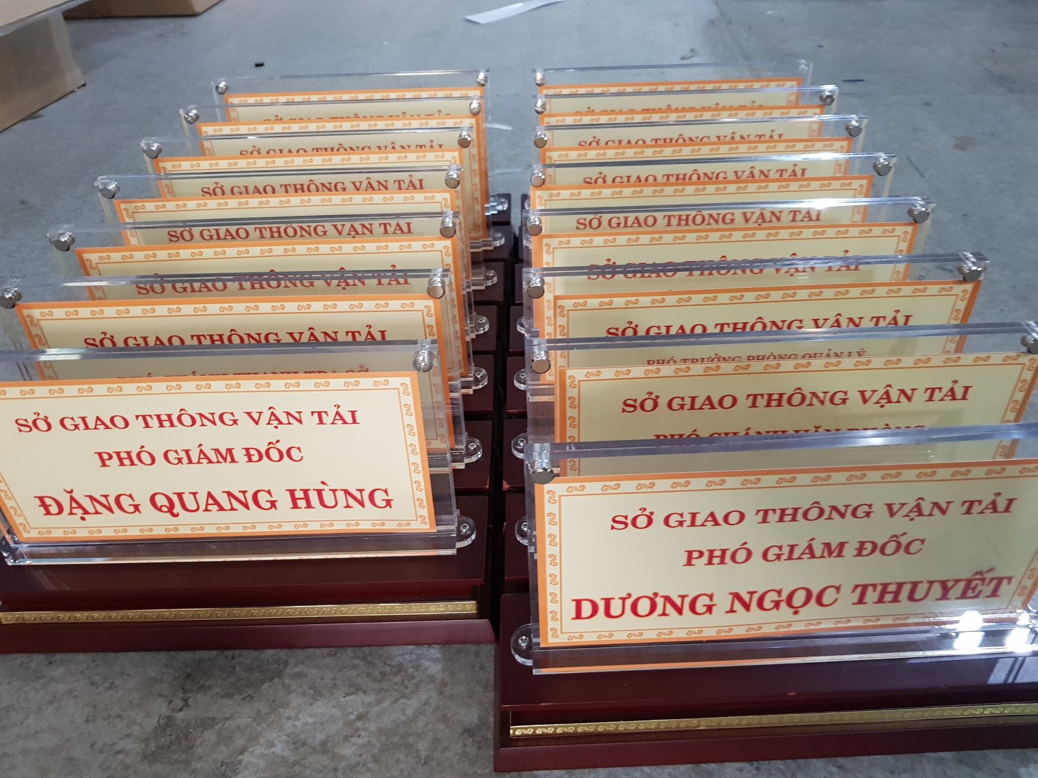 Biển chức danh mica đế gỗ (12x24cm). bền đẹp