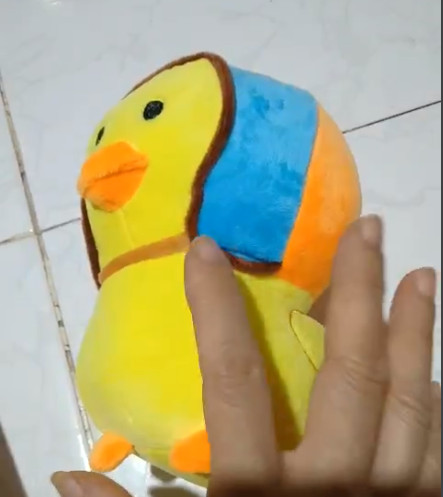 Gấu Bông Vịt Con Đội Nón Bảo Hiểm Siêu Cute