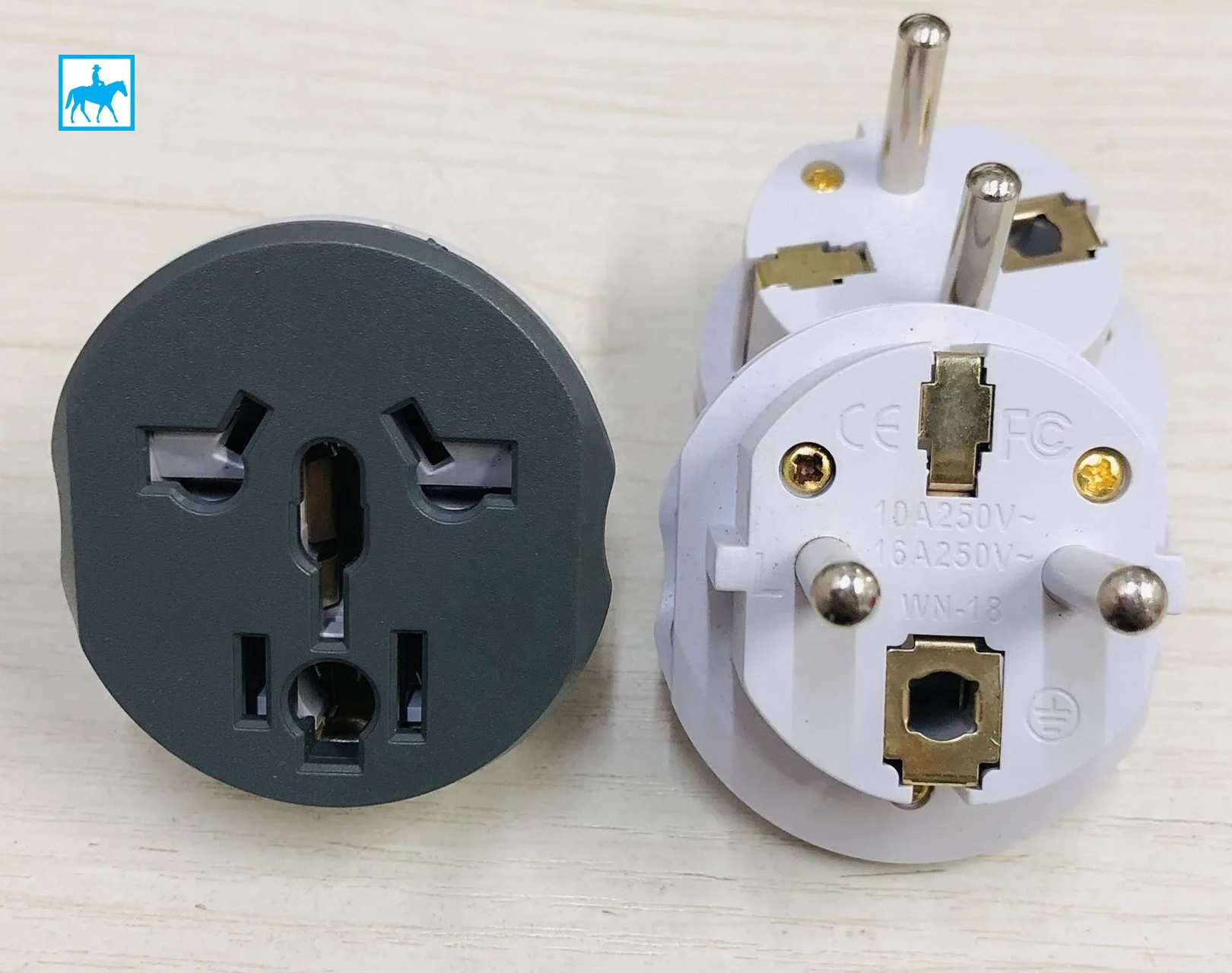 Phích cắm chia 5 đa năng 2200W