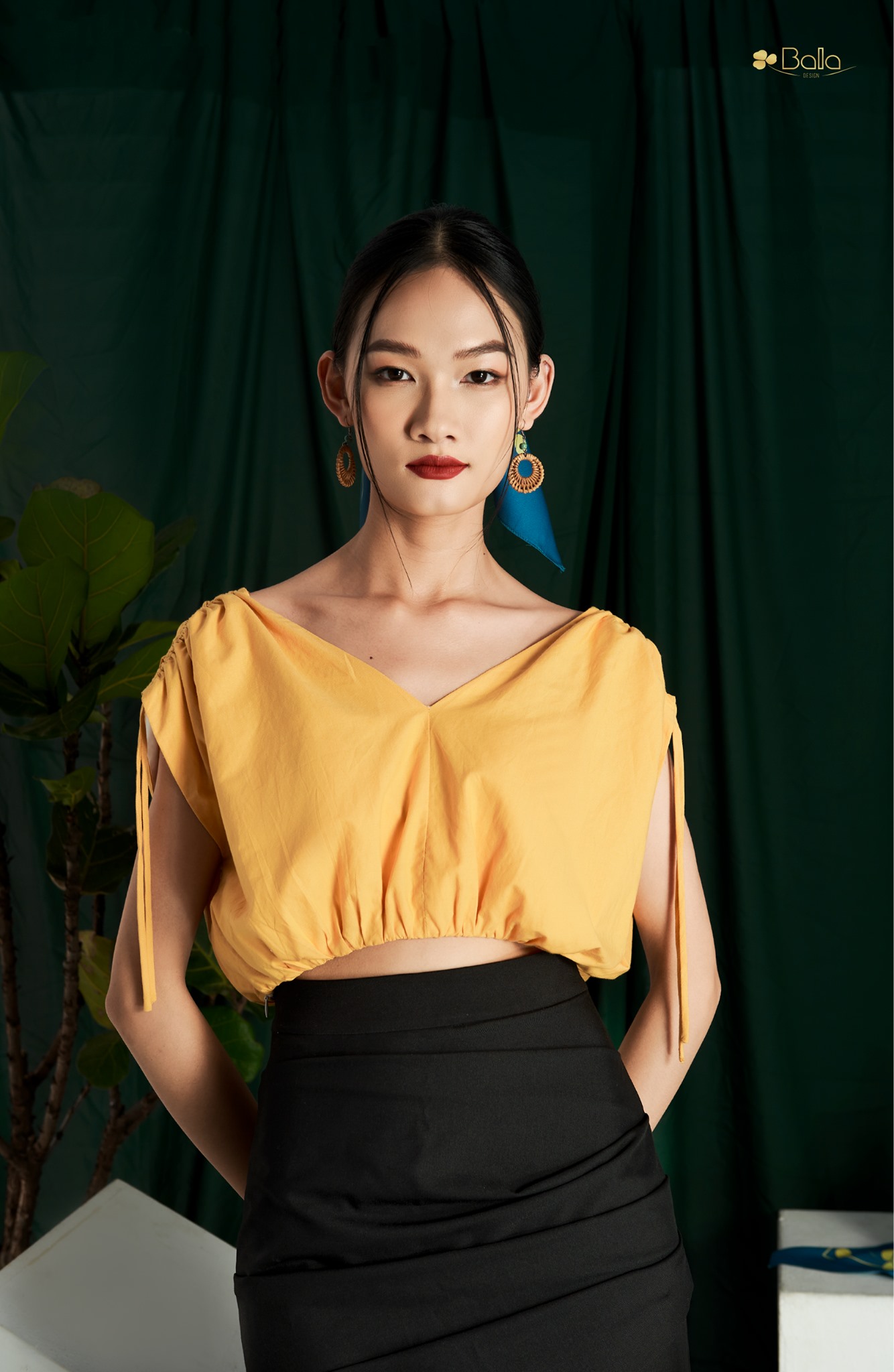 Chân váy đen xẻ Gold Chic by Bala Design