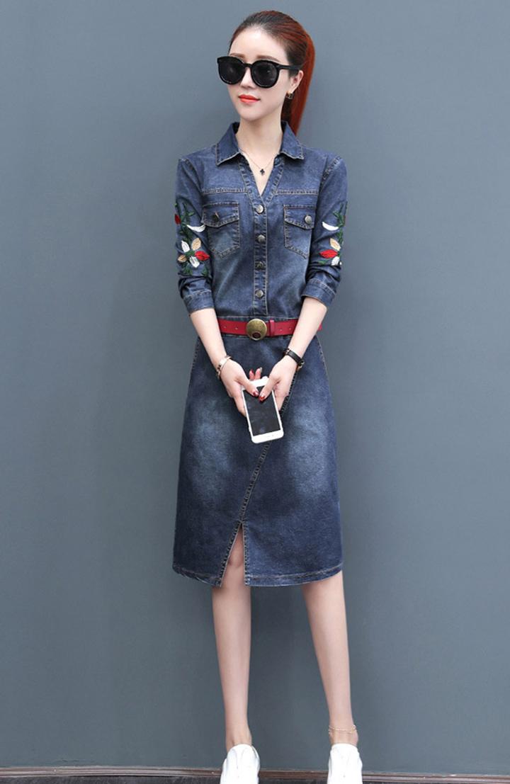 Đầm jean nữ xẻ lai thêu hoa