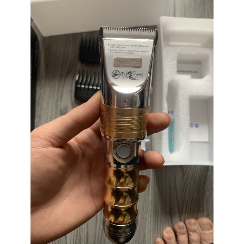 Tông đơ cắt tóc pin trâu Huaerbo B60 .