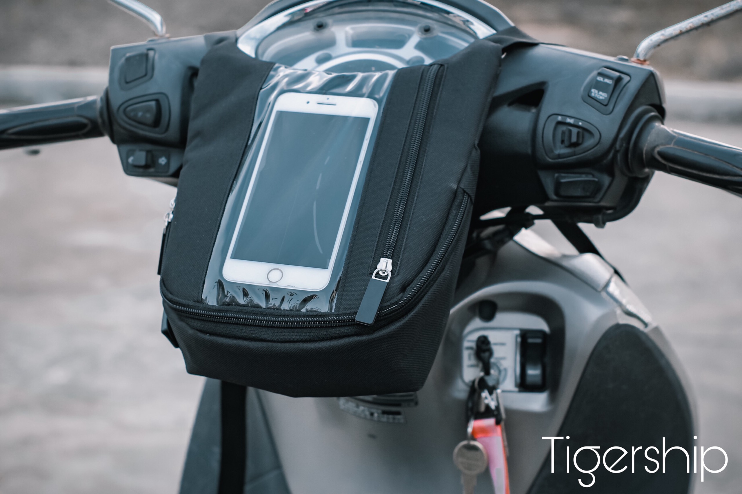 Giá Tốt-Túi treo đầu xe cảm ứng quay dọc cho shiper,grab,now,túi đựng đồ treo đầu xe