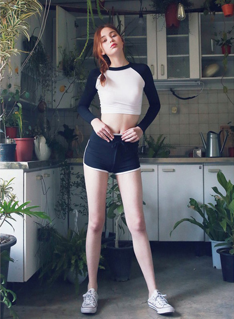 Đồ bơi tay dài đen phối trắng cực xinh