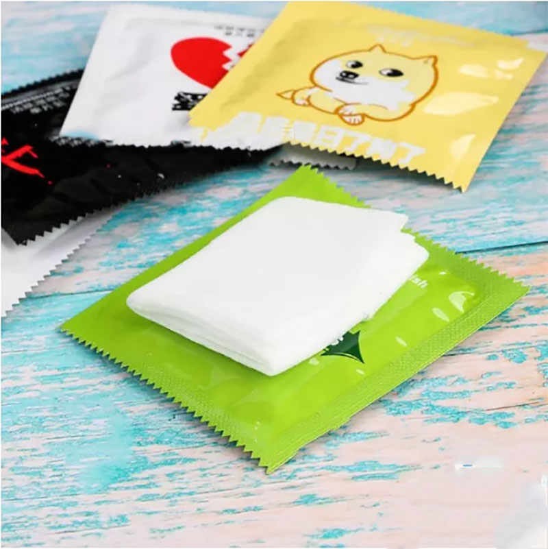 Khăn Giấy Ướt Gói Vuông Mini Tiện Dụng (Mẫu Giao Ngẫu Nhiên)