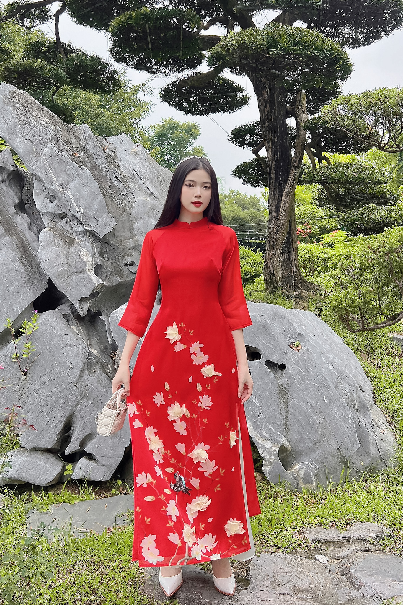 Áo dài cách tân nữ đính hoa vàng chất vải tơ chuẩn dáng