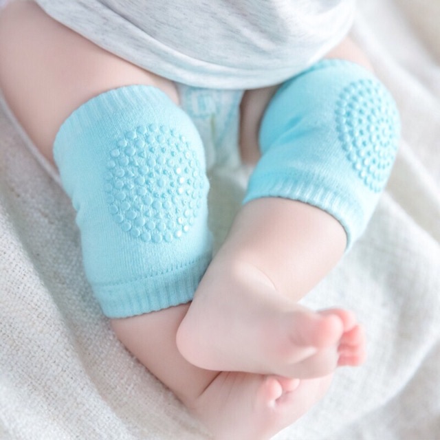 Tất bảo vệ đầu gối cho bé tập bò