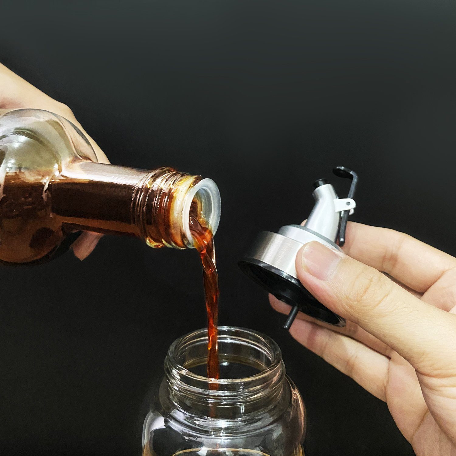 Bình rót một chạm đựng nước mắm, nước tương, dầu ăn