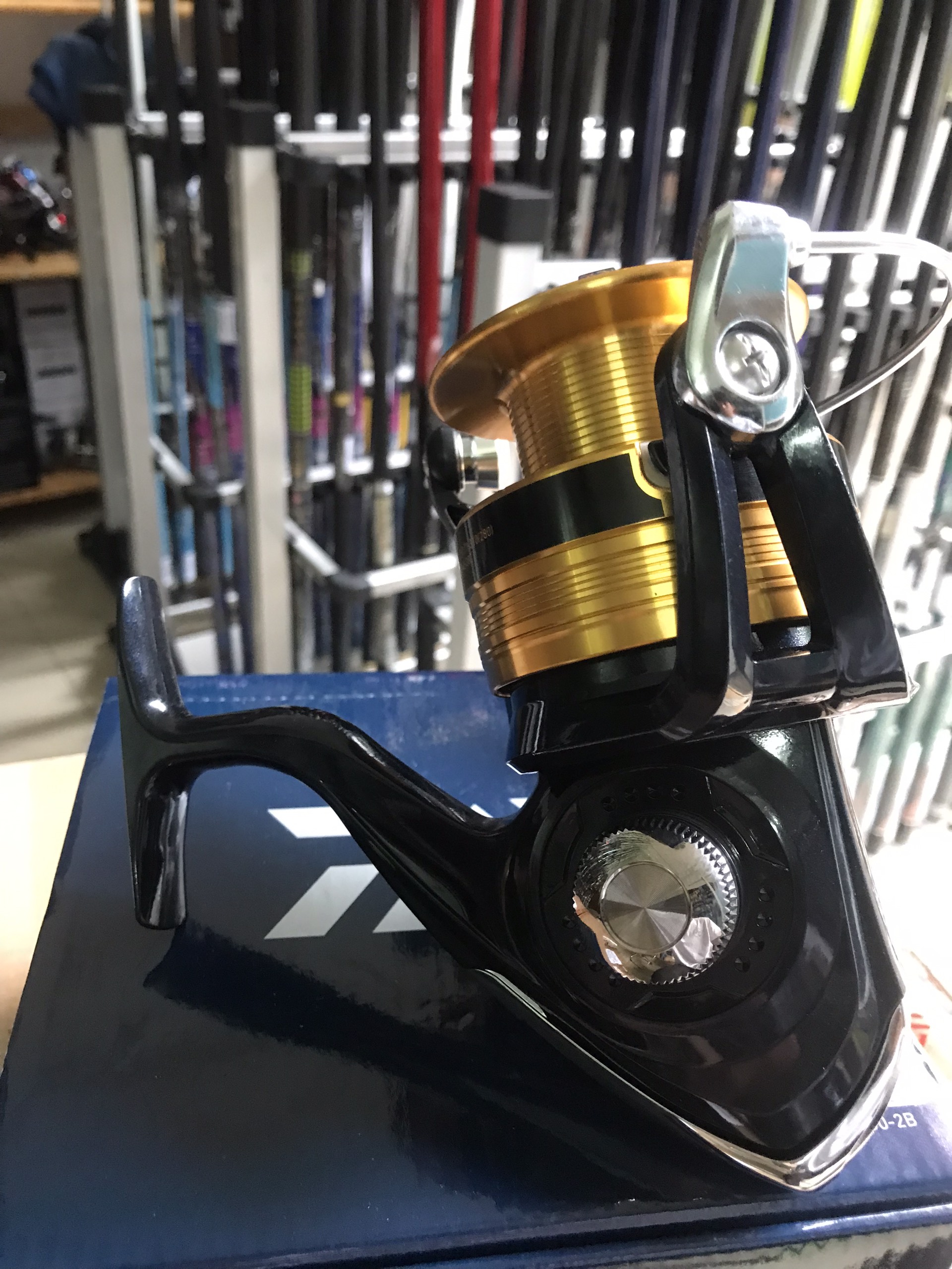 MÁY CÂU CÁ DAIWA SWEEPFIRE 5000 2B