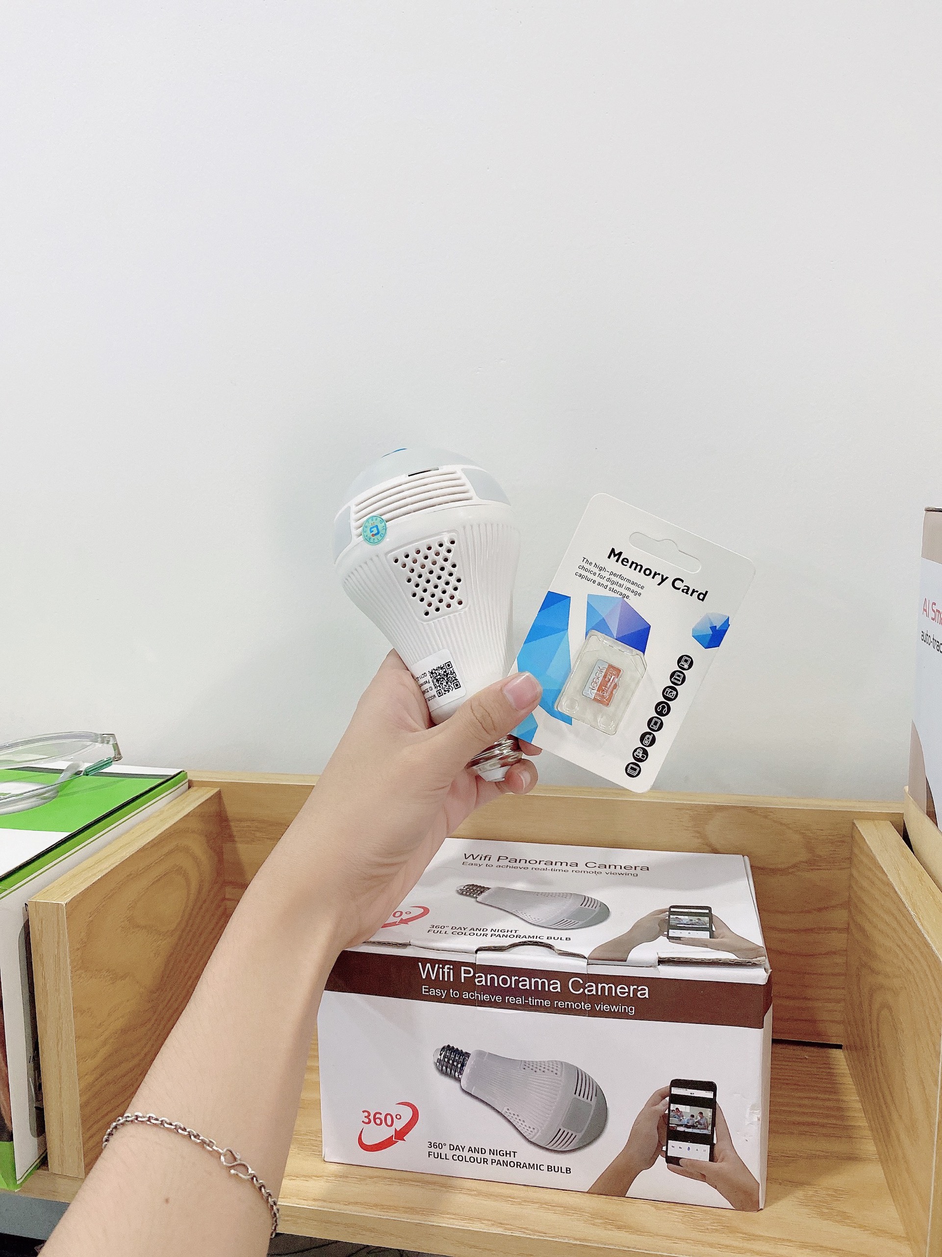 Camera wifi app Yoosee thiết kế dạng bóng đèn 960P - 1.3MP