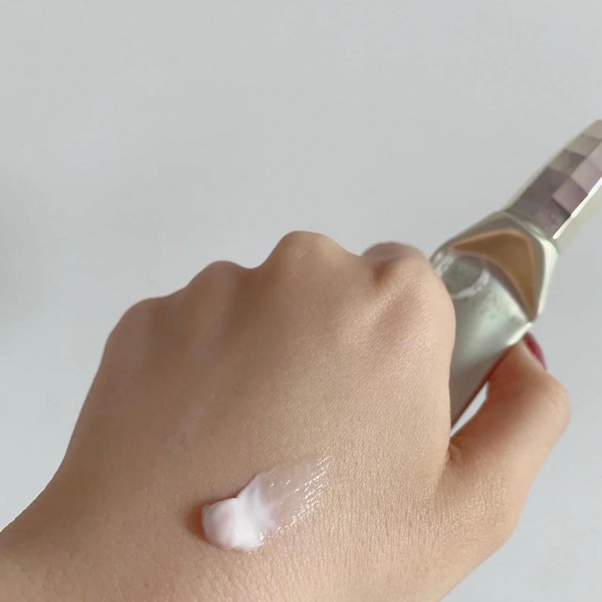 Tinh chất dưỡng môi Cle de Peau Lip Serum 15ML