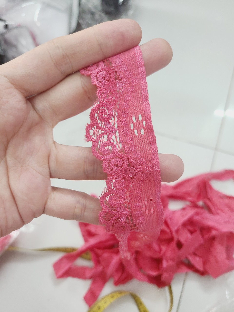 Ren thun viền hoa thêu trang trí lên áo cao cấp. bảng 3 phân. giá 1 mét