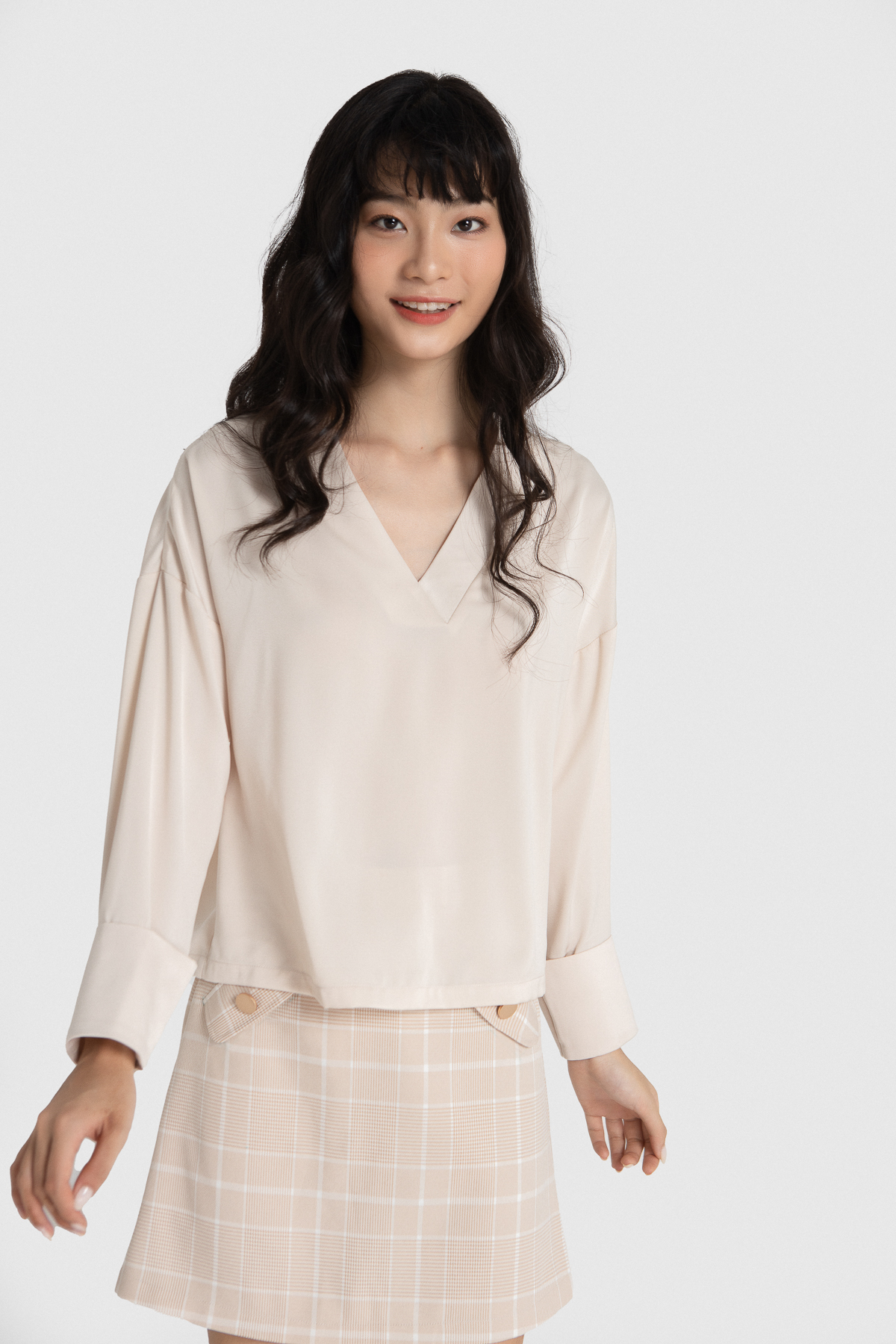 [NHẬP MÃ NOVFALAZSOCIAL02 GIẢM 40K ĐƠN 199K  ] Áo Maybi suông lụa nhung kem cổ V kiểu