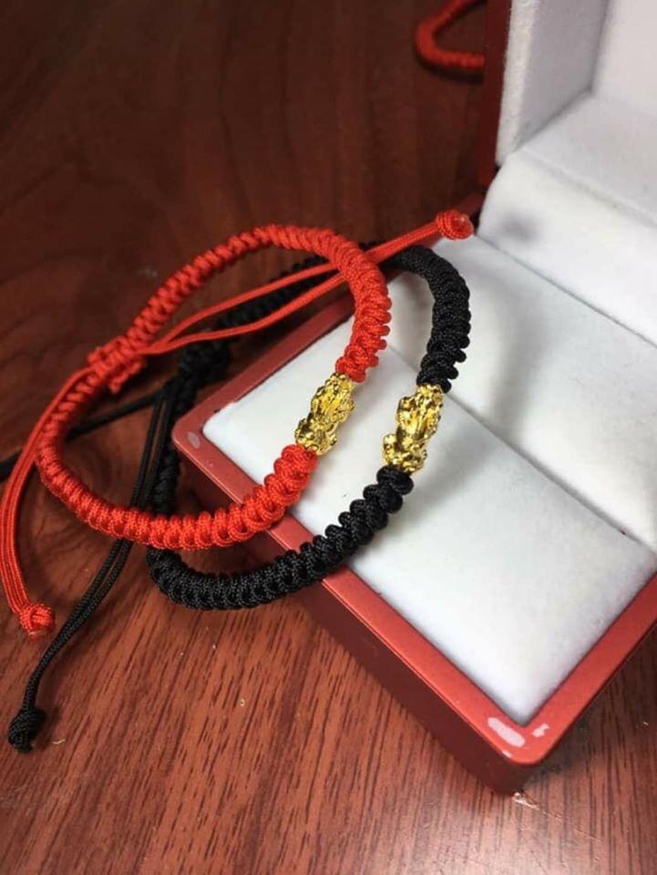 Lắc tay tỳ hưu chỉ đỏ