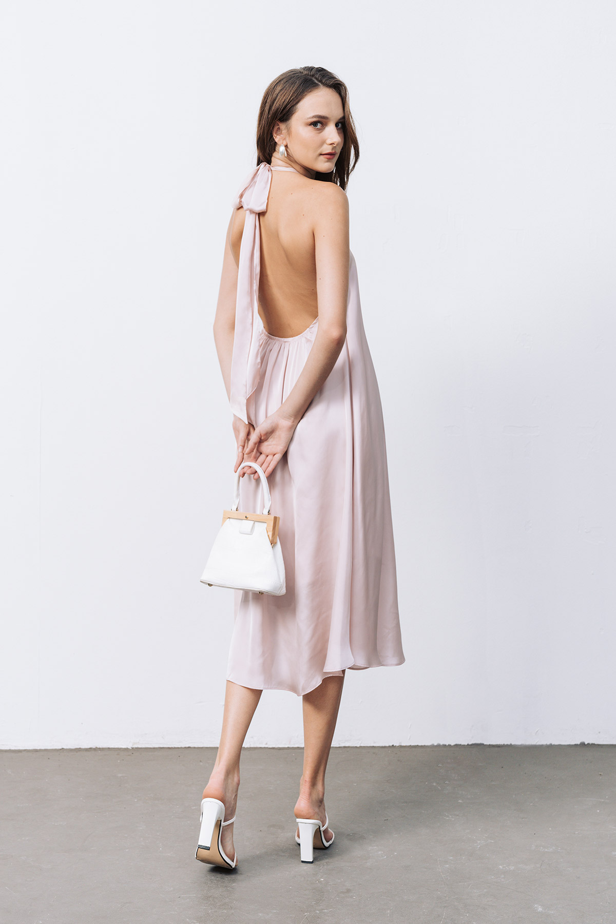Đầm Maxi VIENTRAN Cổ Nơ Chun Eo VIENTRAN O63M22H001