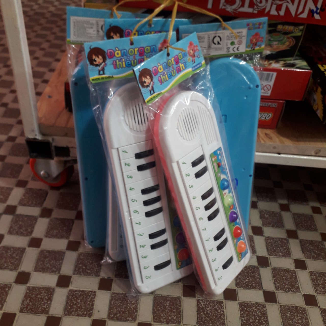 Đồ chơi đánh đàn piano phát ra tiếng nhạc cho bé