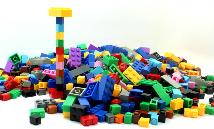Giỏ đồ chơi xếp hình cho bé kiểu lego