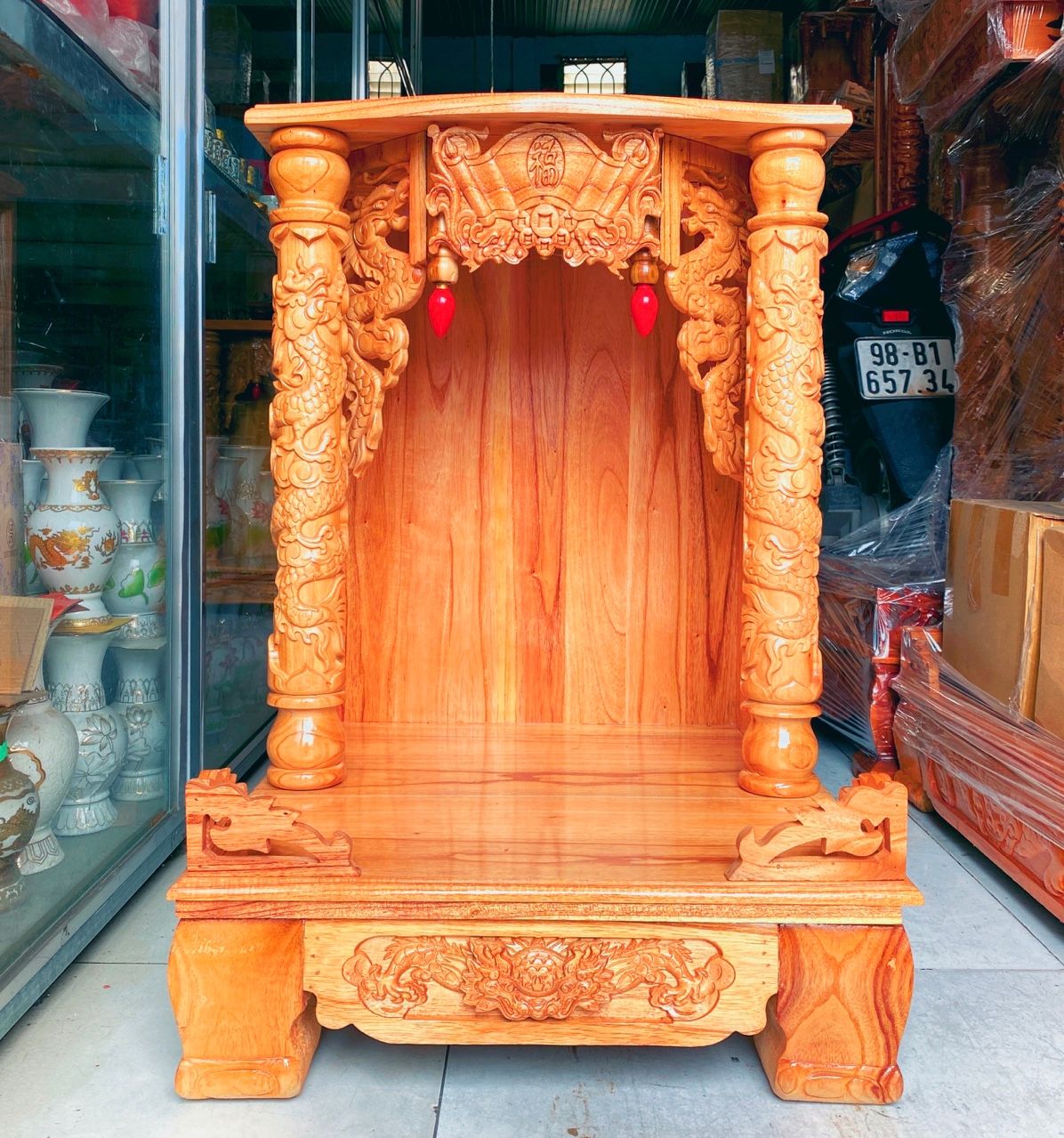 Bàn thờ thần tài ông địa gỗ xoan ngang 48 quỳ trụ mẫu đẹp